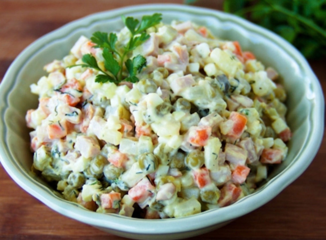 Салат оливье с курицей