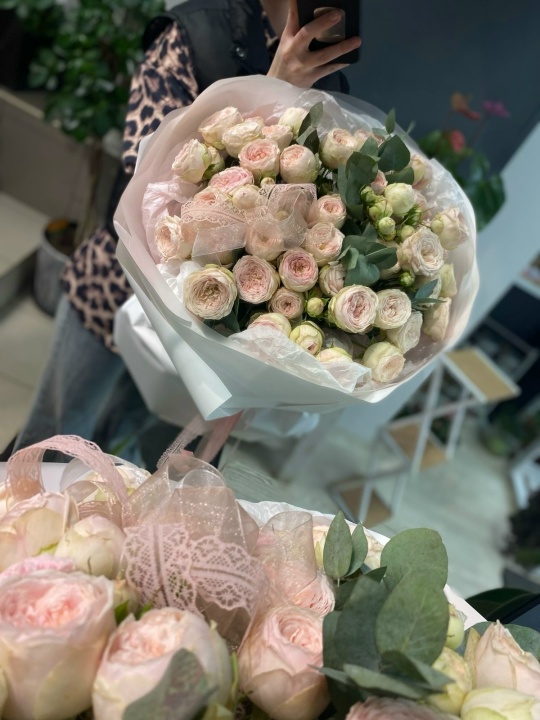 Большой букет из 13 кустовых пионовидных роз