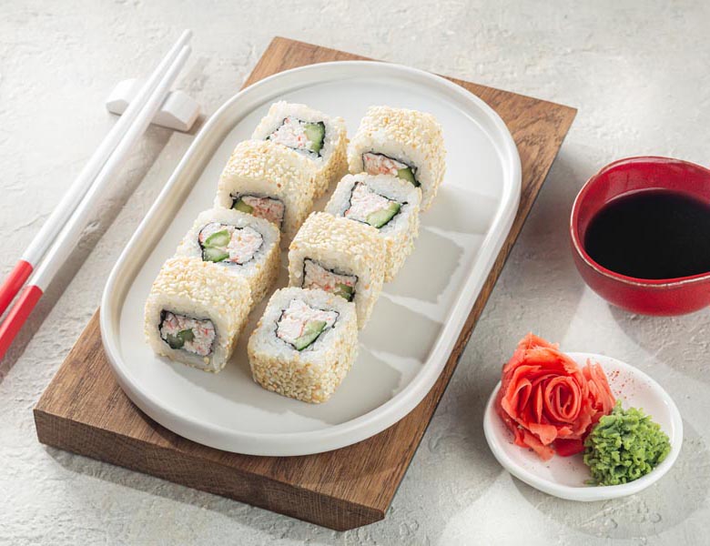 Ролл Калифорния с кунжутом