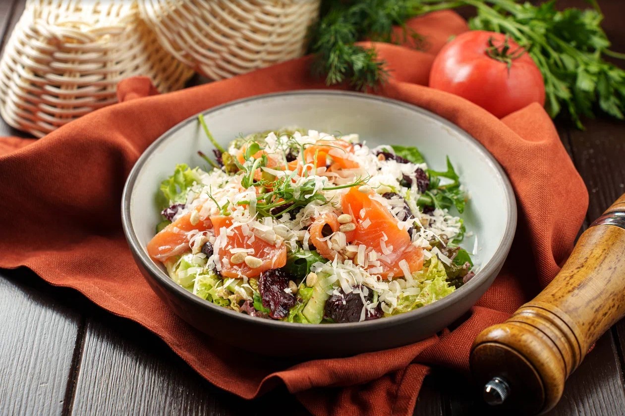 Салат с вяленной свеклой и семгой