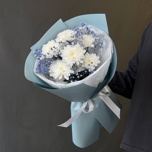 Букет-комплимент с кустовой хризантемой и гипсофилой "Облако"