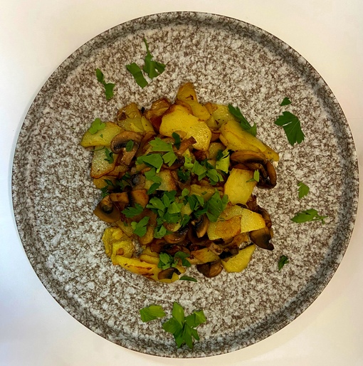 Картофель жареный с шампиньонами и луком