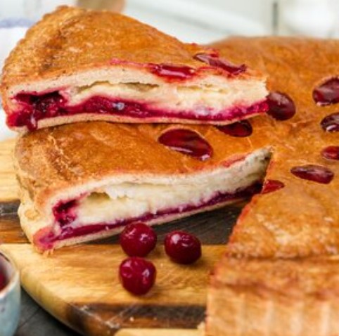 Пирог с вишней и заварным кремом