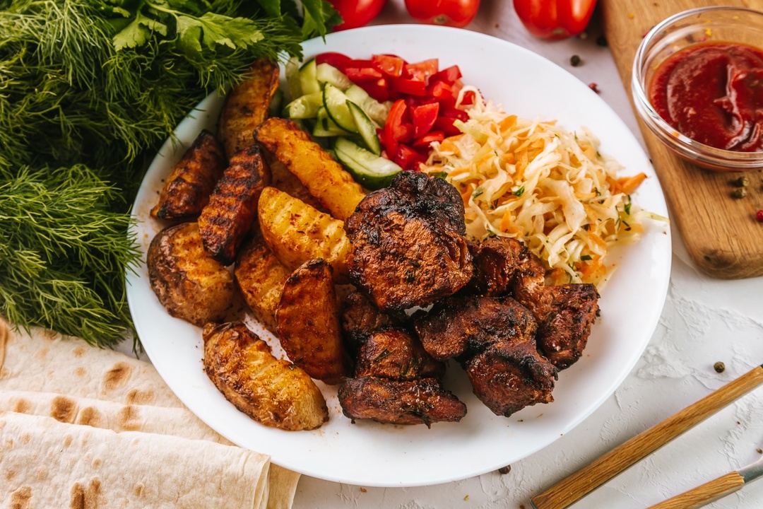 Шашлык из свиной шеи с гарниром