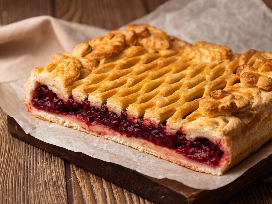 Пирог из слоеного теста с вишней 1кг