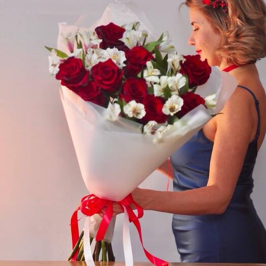 Классический букет из 9 красных роз и альстромерии