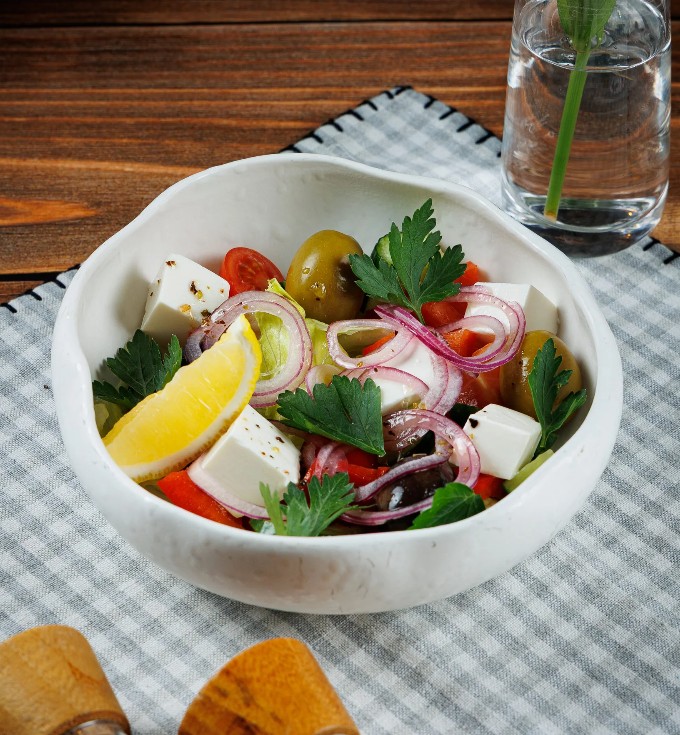 Греческий салат с гигантскими оливками и брынзой