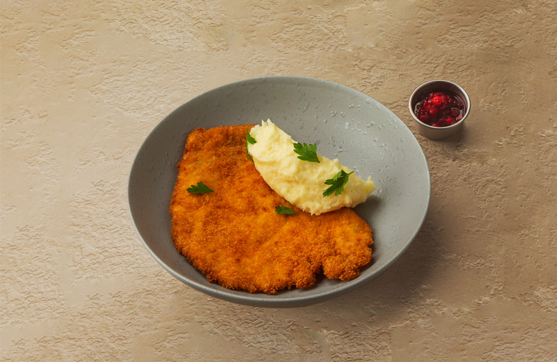 Куриный шницель с брусничным соусом и картофельным пюре