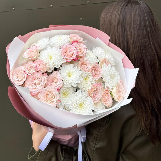 Букет из хризантем и роз