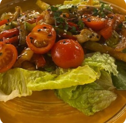 Теплый салат с курицей