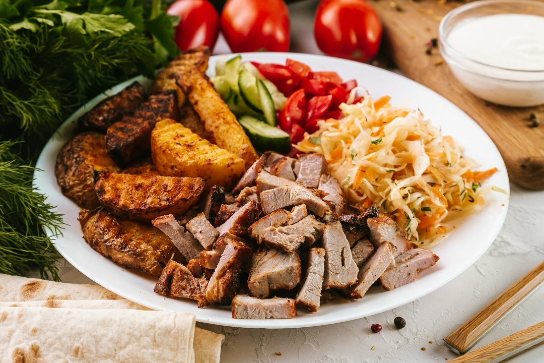 Шаверма на тарелке со свининой