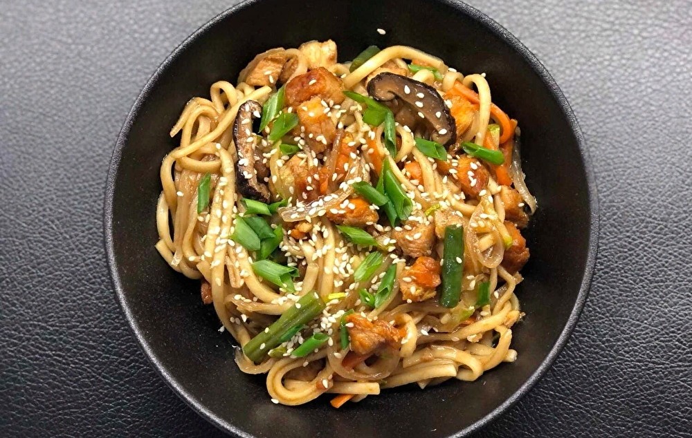 Удон с курицей в соусе терияки