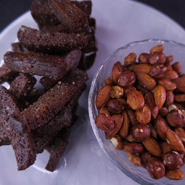 Чесночные гренки с орешками