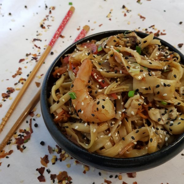 Вок с креветками и соевым соусом