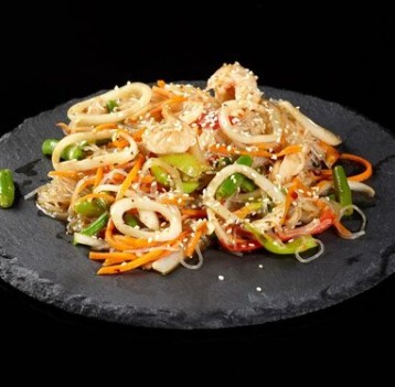 Фунчоза с курицей и овощи и соус на выбор