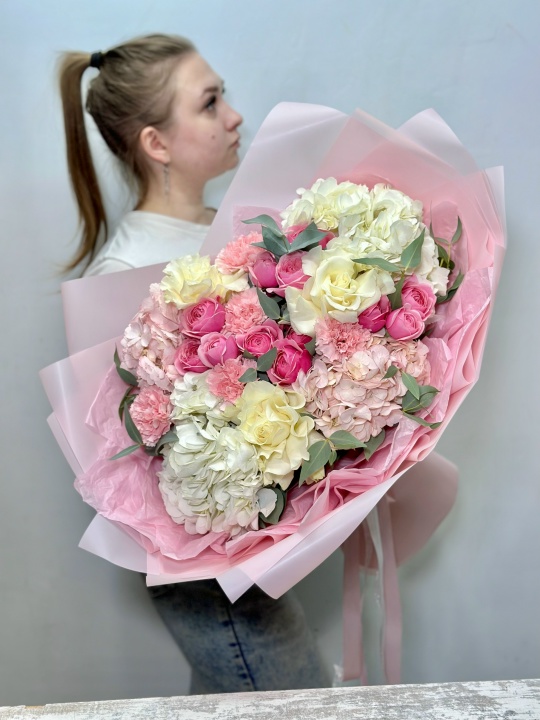 Букет с гортензиями ,пионовидными кустовыми розами ,диантусами и французскими розами