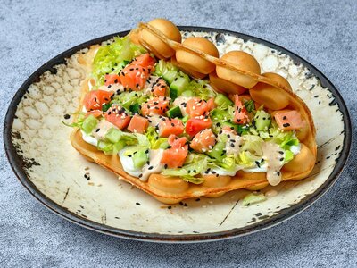 Баблс-вафля с лососем и творожным сыром