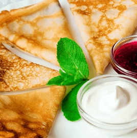 Блины с джемом и сметаной