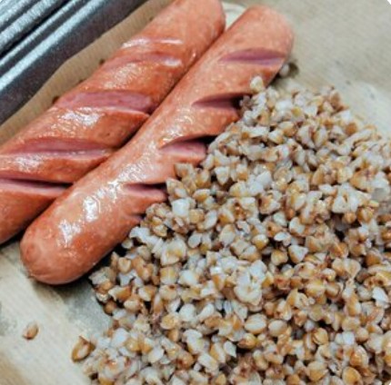 Сосиски с гречкой