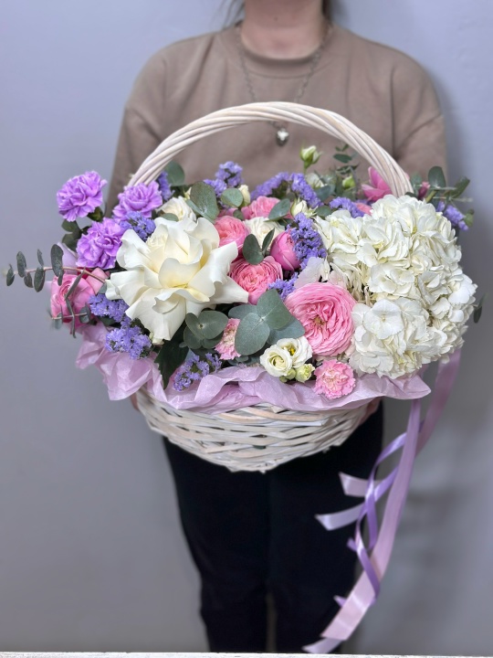 Корзина с гортензией и пионовидными розами
