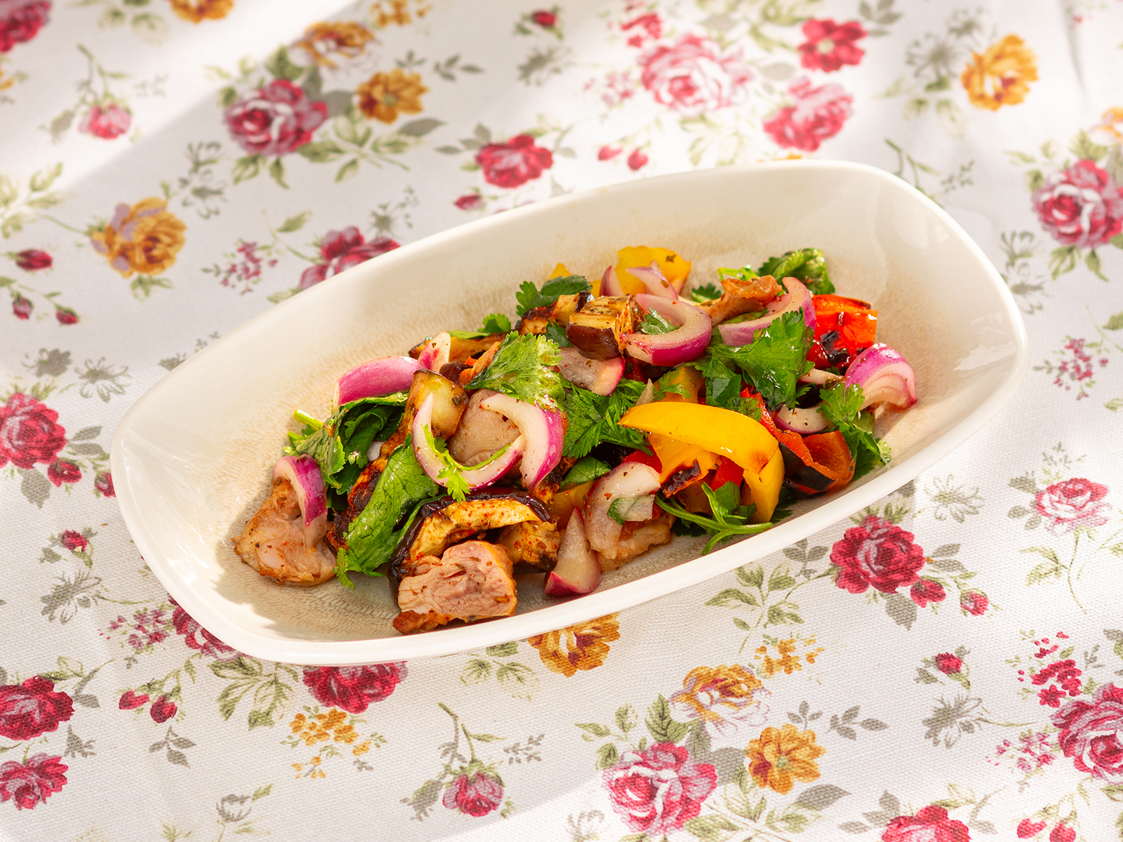 Салат из запеченных овощей с курицей