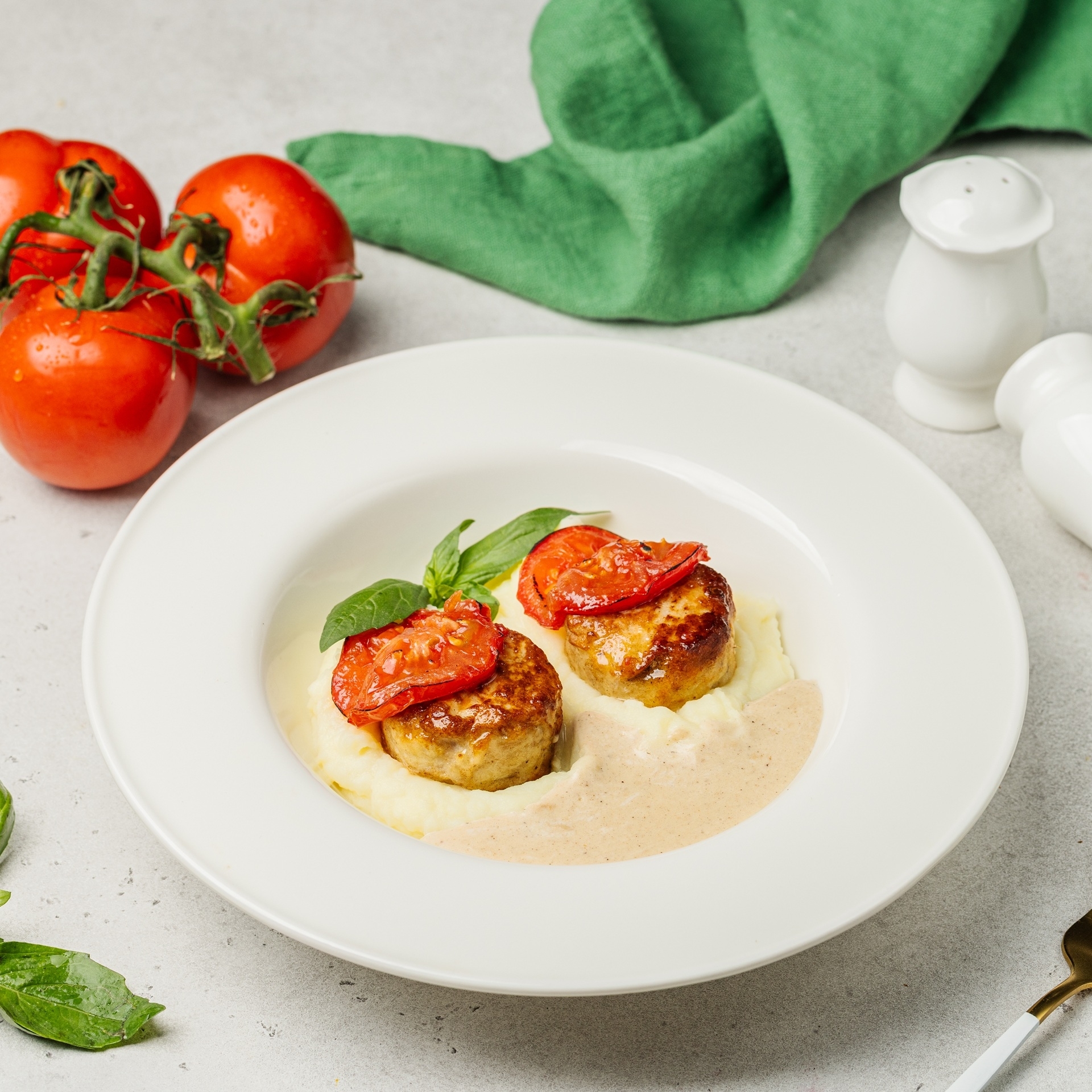 Котлеты из индейки с мятым картофелем