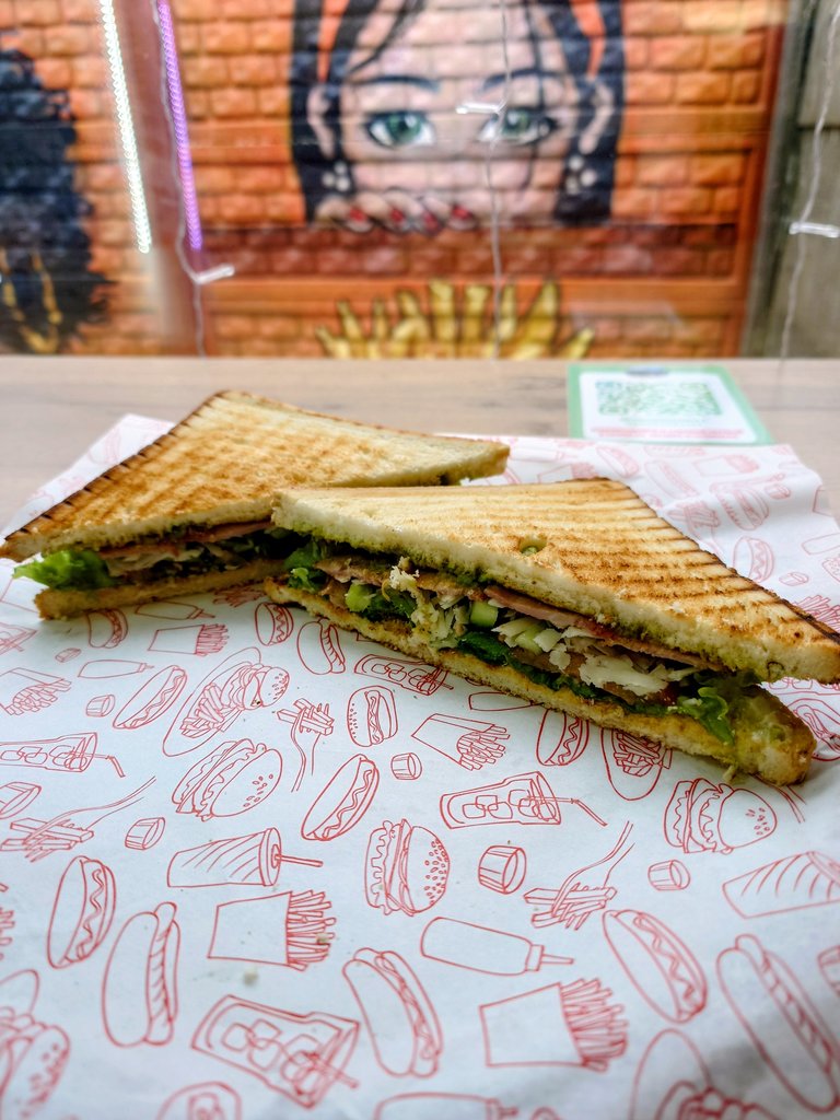 Сэндвич с беконом, авокадо и сыр чеддер