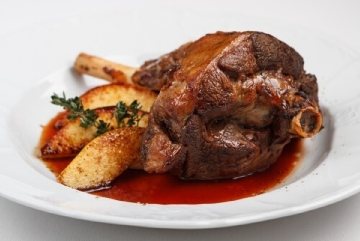 Томлёная баранья нога с айвой