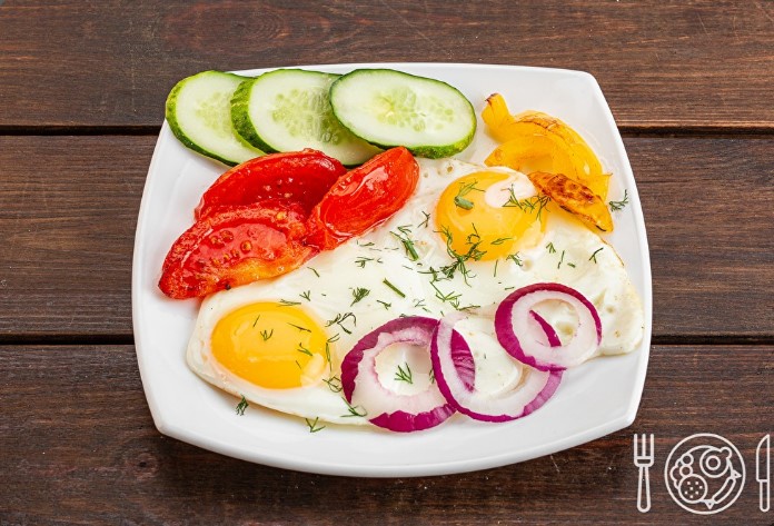 Глазунья из 2-х яиц с овощами