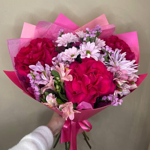 Букет с яркими французкими розами