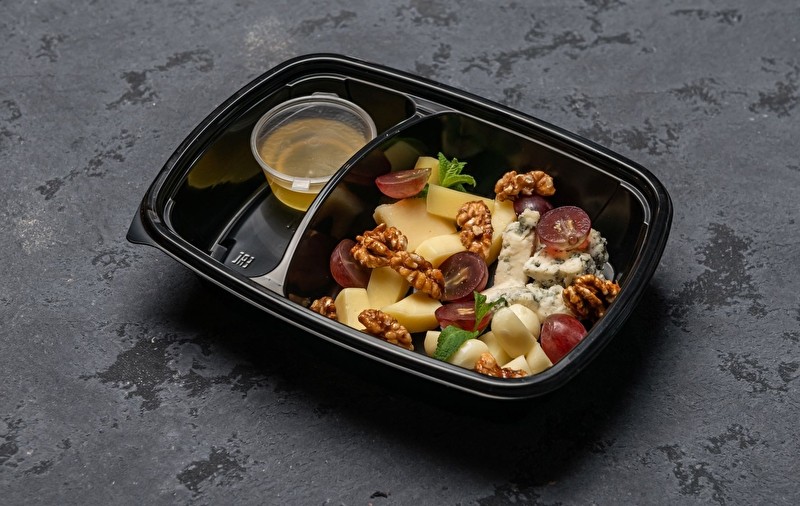 Ассорти из сыров с медом и орехами