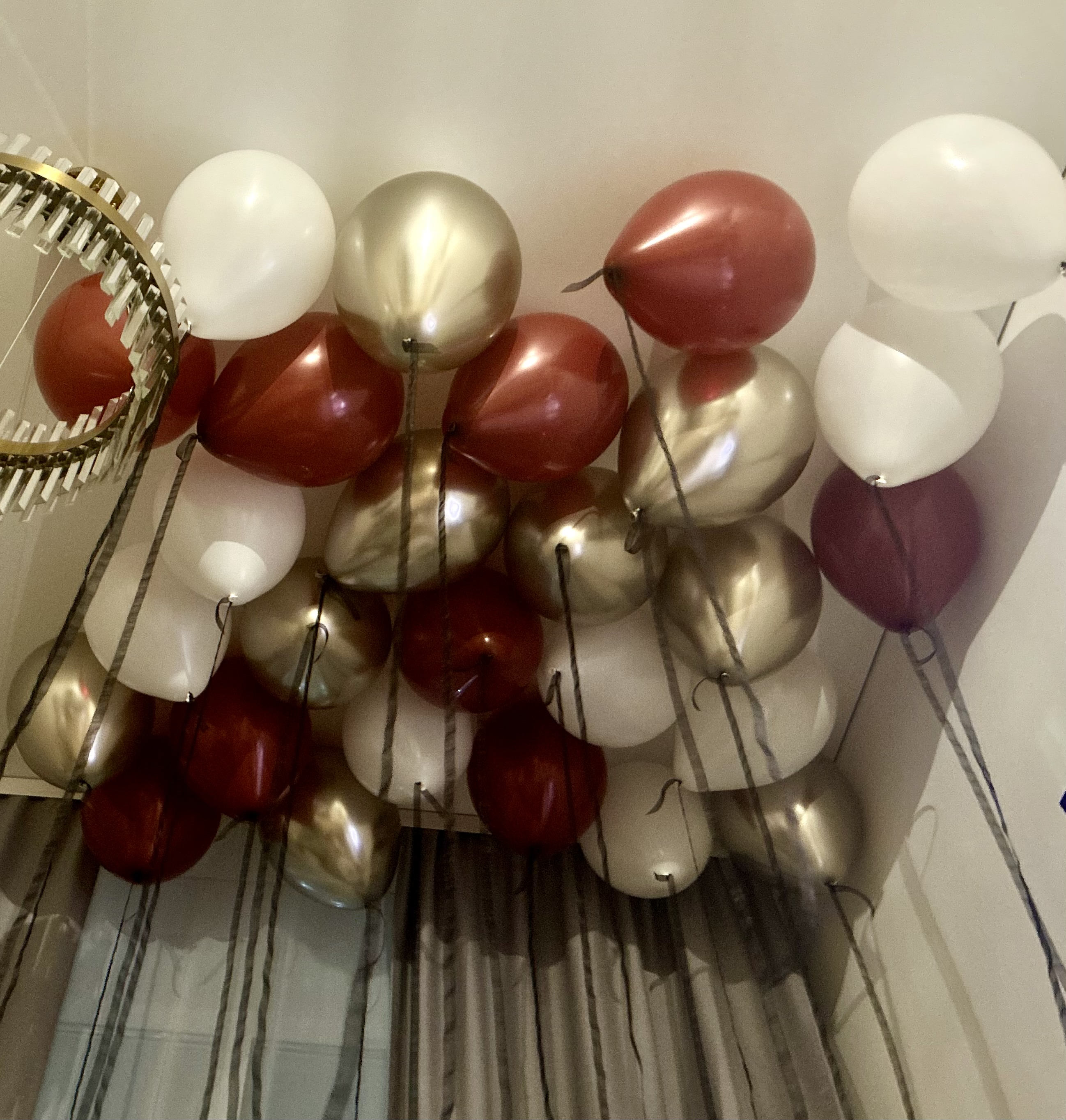 27 стильных шаров на черной органзе