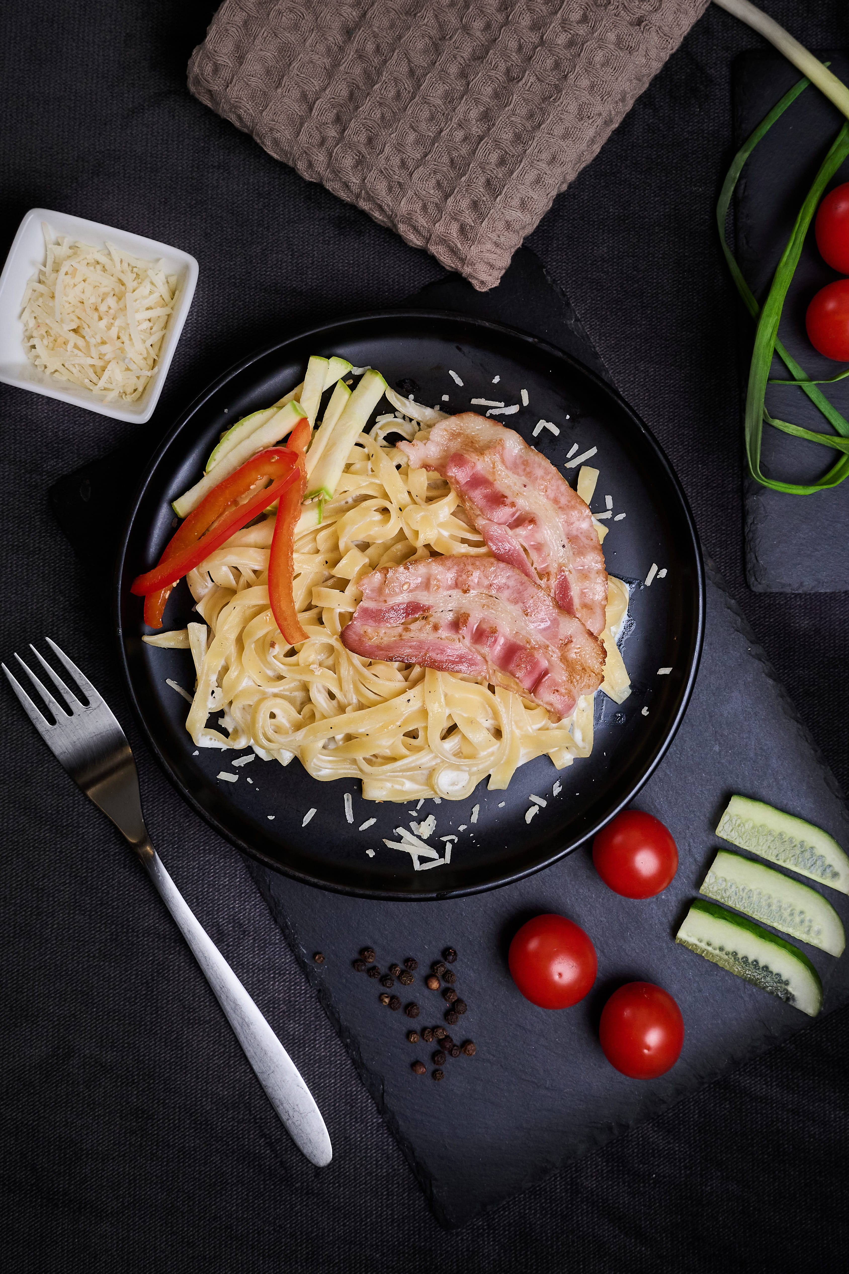 Паста с беконом и овощами