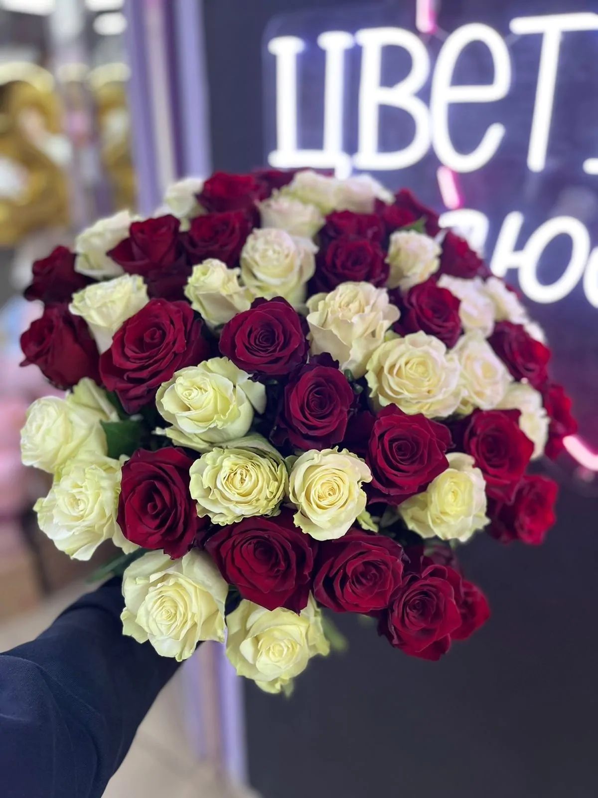 Букет из 51 сортовой бордовой и белой розы на атласной ленте