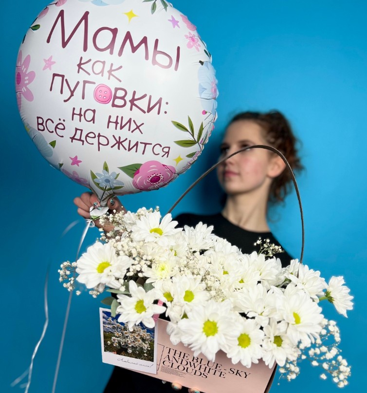 Композиция из белых хризантем с шаром