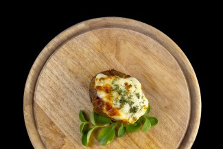 Картофель, запечённый с сыром и сметаной