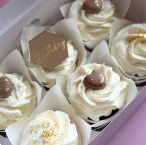 6 капкейков Happy Birthday с шоколадными сердечками