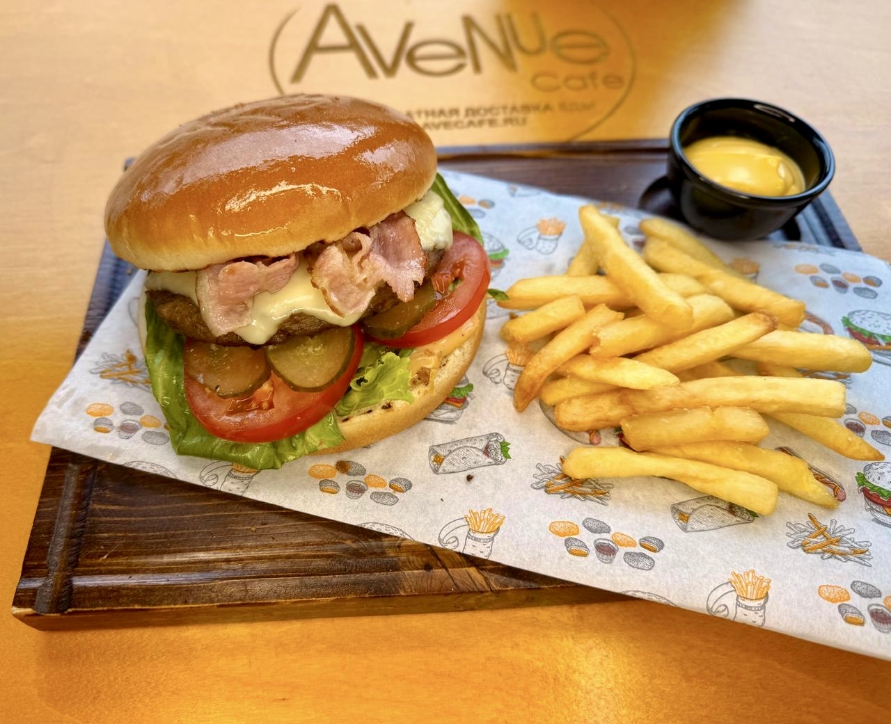 Чизбургер, фри, соус