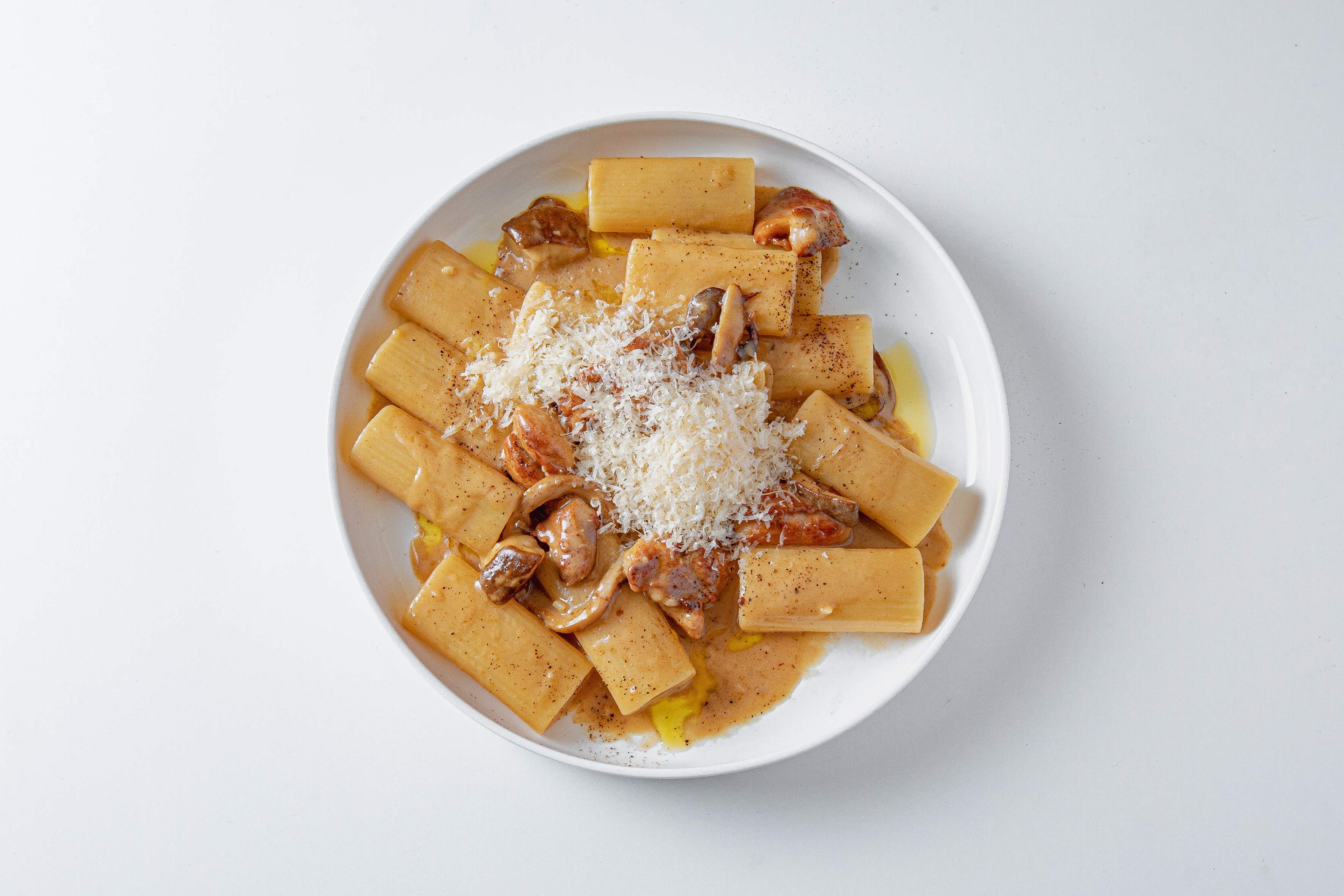 Паста с курицей и белыми грибами