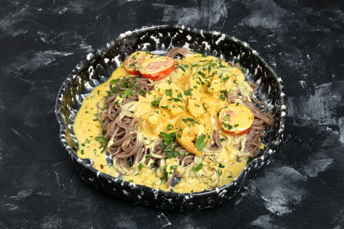 Гречневая лапша с креветками и курицей