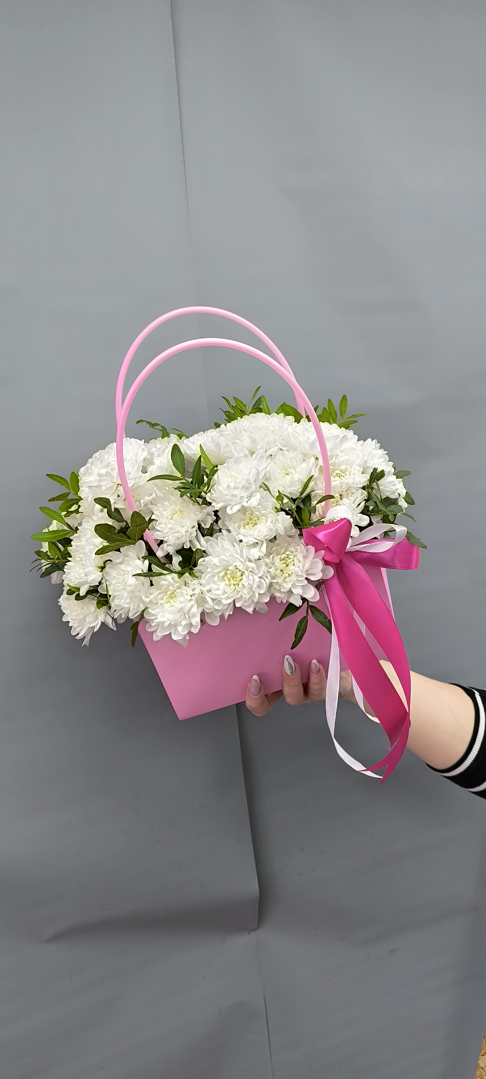 Сумочка из белых хризантем 