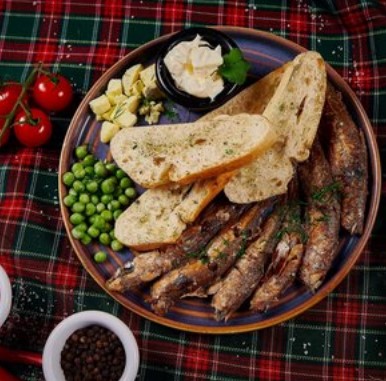 Домашние шпроты с горошком и яйцом