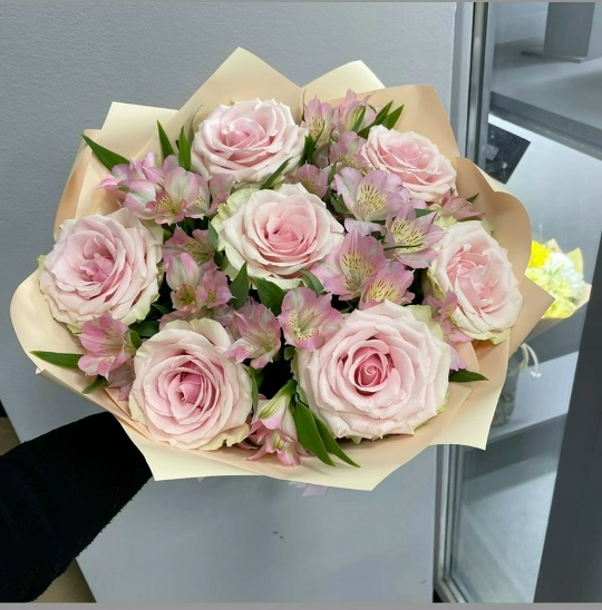 Букет мини розы с альстромериями