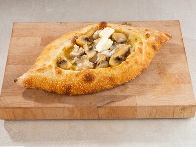 Аджарская лодочка с курицей и грибами