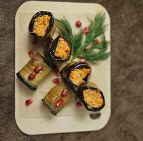 Рулетики из баклажанов с овощами