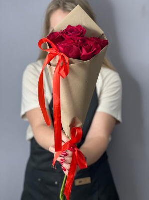 Букет из 5 голландских роз в крафте