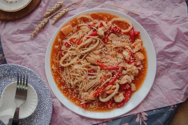 Яичная лапша с морепродуктами