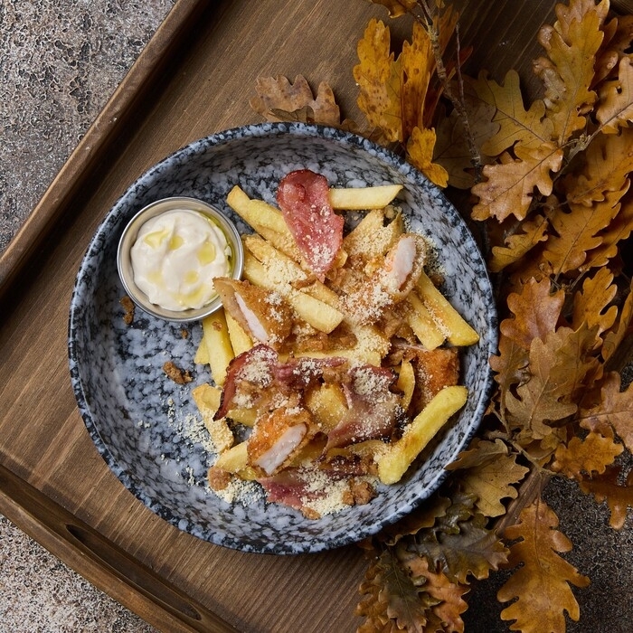 Картофель фри с беконом, креветками и трюфельным Айоли