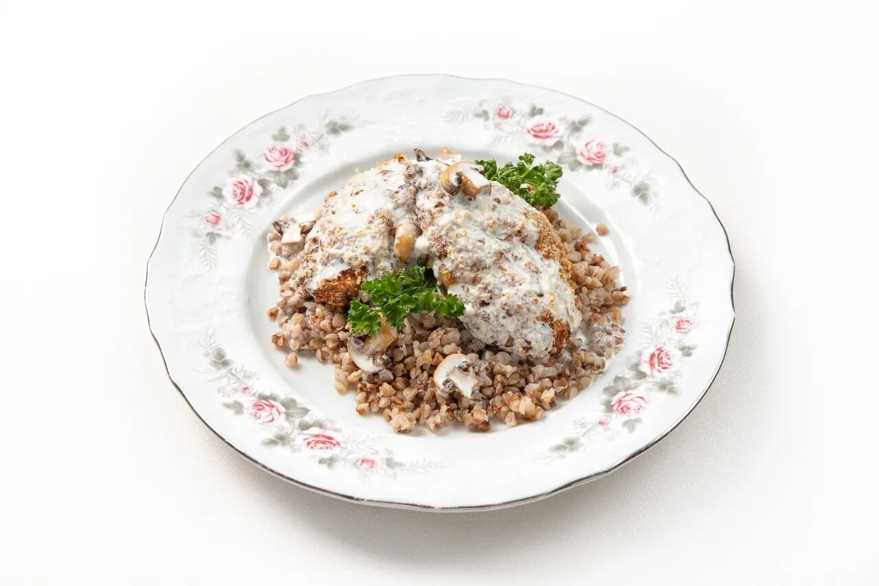 Котлета куриная с гречневой кашей