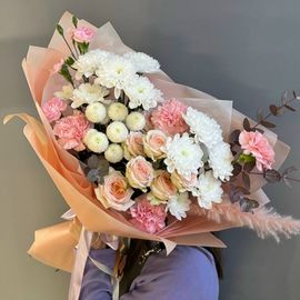 Букет с куст хризантемой, розой и сухоцв